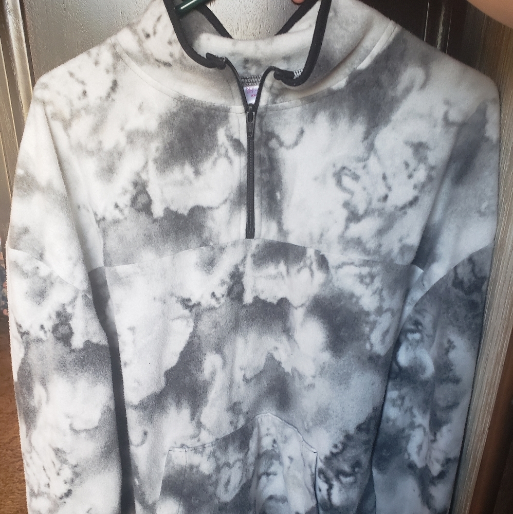 No boundaries pull over with pocket